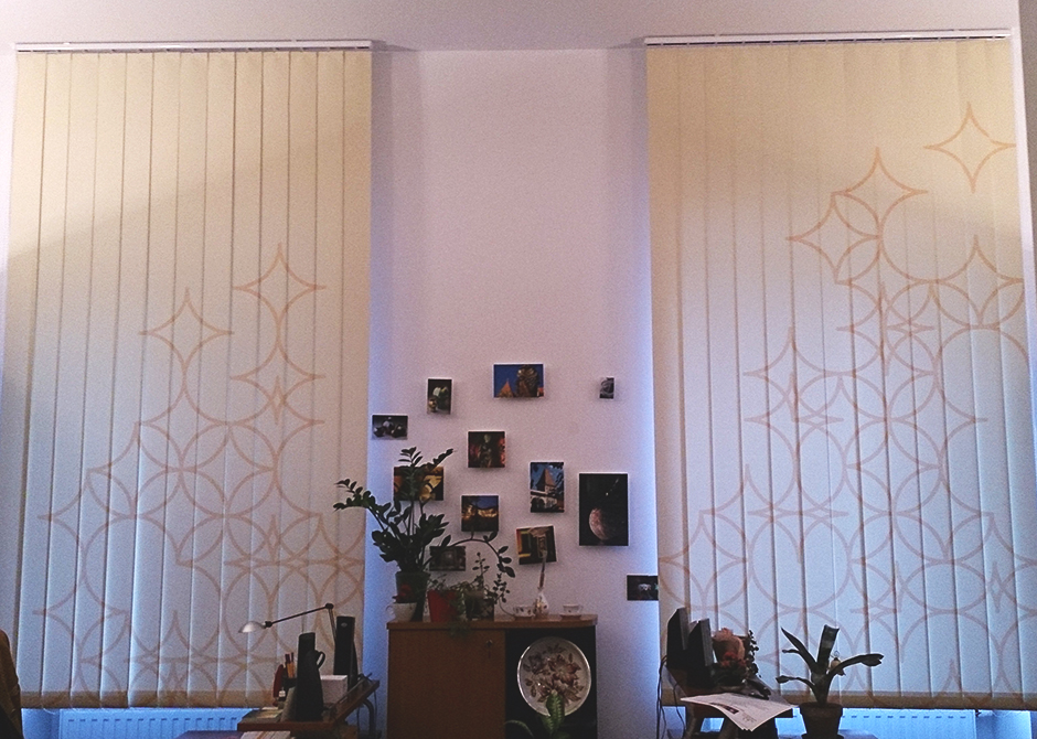 design és stílus_egyedi ablak dekoráció_szalagfüggöny_enteriőr_design_pécs