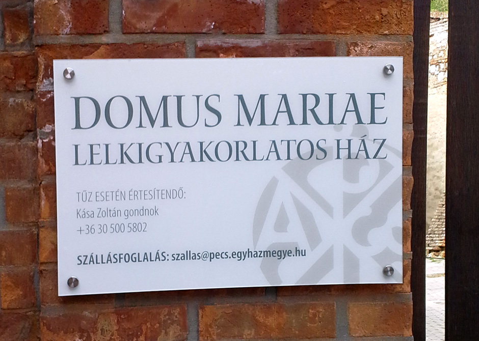 digitális nyomtatás_plexi tábla_cégtábla_portel tábla_információs tábla_króm távtartó
